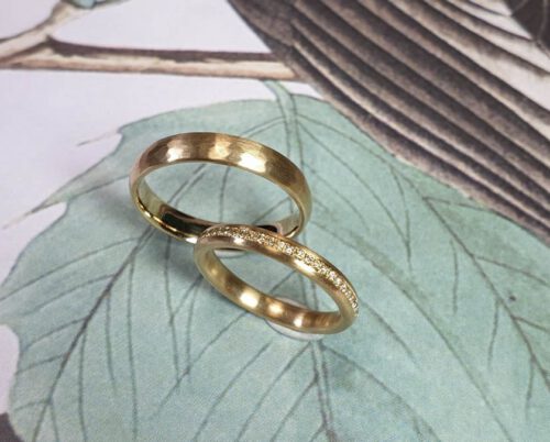 Trouwringen Ritme roségouden huwelijksringen met hamerslag en diamant pavé gezet voor haar. Wedding rings Rhythm rose gold hammered rings with pavé set diamonds for her. Huwelijksringen. edelsmid. Goudsmid Amsterdam. Oogst