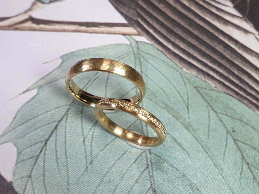 Trouwringen Ritme roségouden huwelijksringen met hamerslag en diamant pavé gezet voor haar. Wedding rings Rhythm rose gold hammered rings with pavé set diamonds for her. Huwelijksringen. edelsmid. Goudsmid Amsterdam. Oogst