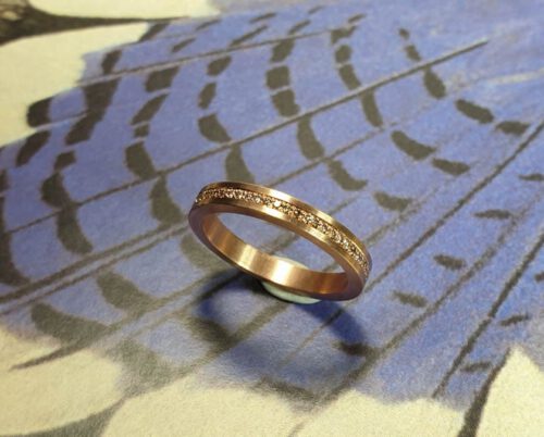 Roodgouden ring Eenvoud met pavé gezet diamant rondom. Ring Simplicity with diamonds set pavé all around. Eternity ring. Oogst goudsmid Amsterdam.