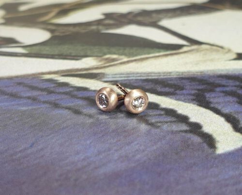 Roodgouden oorsieraden Boleet met diamant. Rose gold ear studs with diamonds Boleet. Oogst goudsmid Amsterdam.