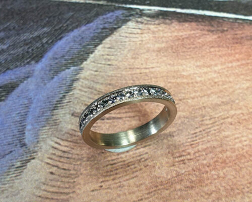 Ring Ton sur ton met blauwe spinel pavé gezet rondom. White gold ring Ton sur ton with blue spinel set all around. Oogst goudsmid Amsterdam