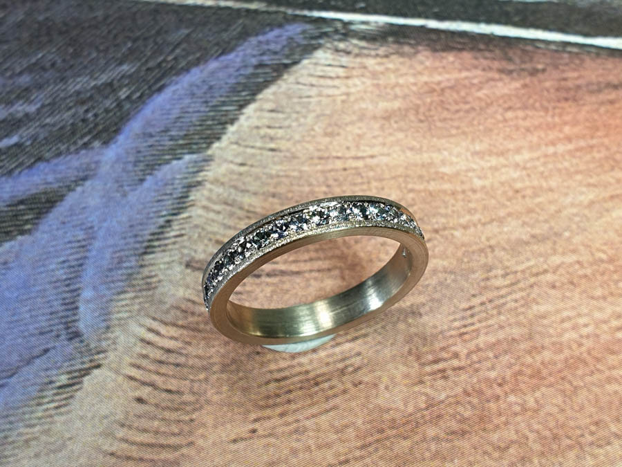 Ring Ton sur ton met blauwe spinel pavé gezet rondom. White gold ring Ton sur ton with blue spinel set all around. Oogst goudsmid Amsterdam