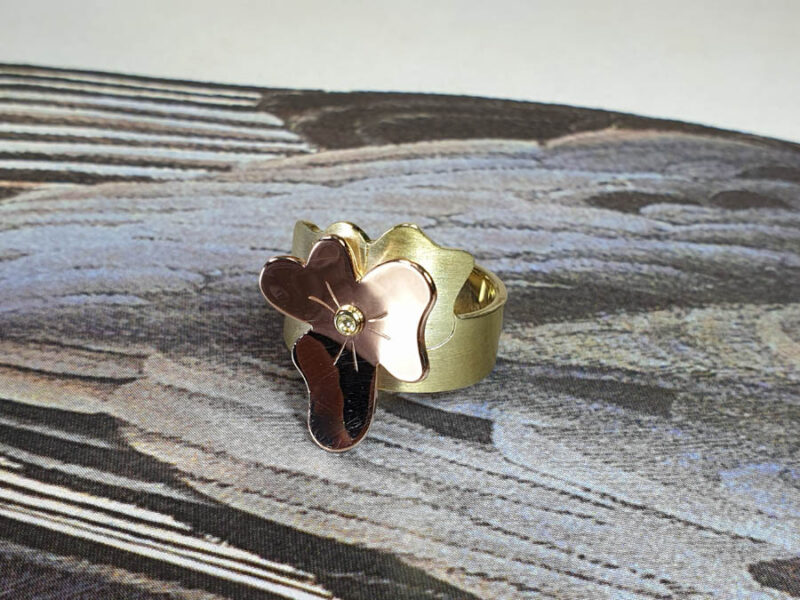 Geelgouden ring In bloei met roodgouden viooltje en diamantje. Oogst goudsmid Amsterdam