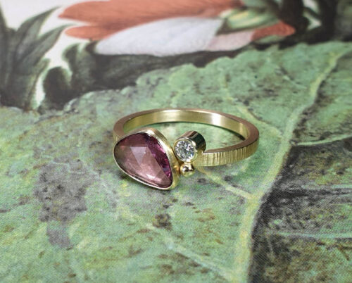 Blog over Saffier. Geelgouden ring Ton sur ton met bordeaux rode korund en diamant. Yellow gold ring with bordeaux korund and a diamond Ton sur ton. Oogst goudsmid Amsterdam. Blog alles over verlovingsringen.
