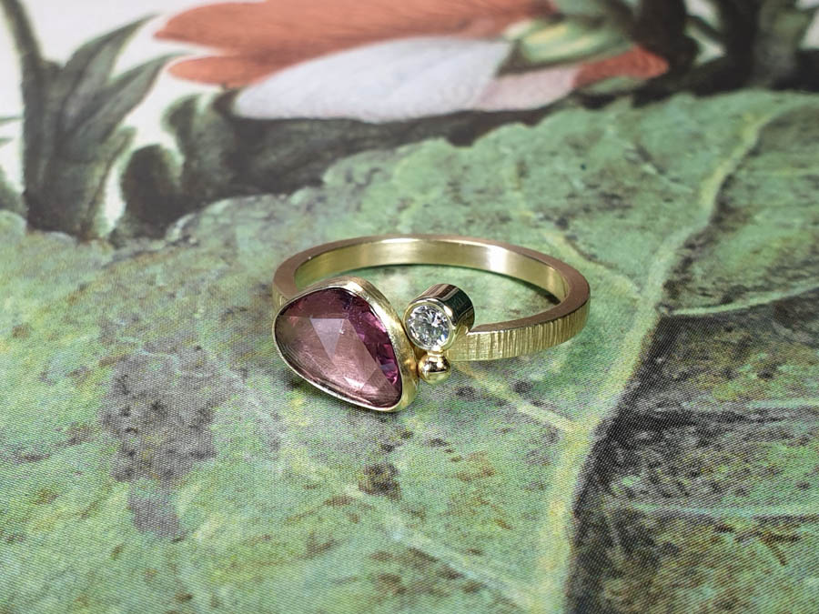 Geelgouden ring Ton sur ton met bordeaux rode korund en diamant. Yellow gold ring with bordeaux korund and a diamond Ton sur ton. Oogst goudsmid Amsterdam. Blog alles over verlovingsringen.