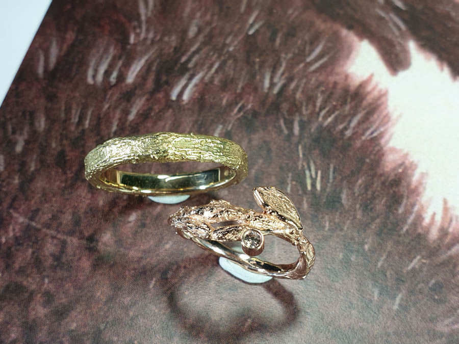 Organic Wedding rings Orchard. Rose gold twig with brown diamond ring. Yellow gold wedding band. Oogst goldsmith Amsterdam.