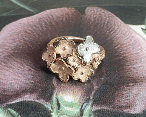 ring In bloei. Roodgouden ring met bloemen. Ring In bloom. Rose gold flower ring. Oogst goudsmid Amsterdam. Edelsmid Amsterdam