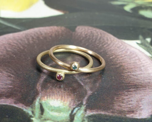 Stack rings Berries. Yellow gold with a pink diamond. Rose gold with a blue diamond. Oogst goldsmith Amsterdam
