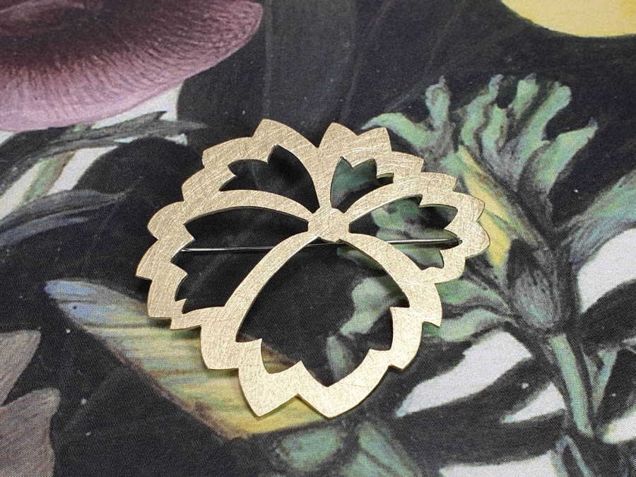 Geelgouden speld Japonais. Yellow gold brooch Japonais. Handgemaakte sieraden, Oogst goudsmid Amsterdam.