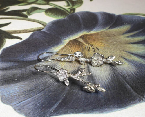 Witgouden bloesem oorsieraden Japonais. White gold blossom earrings. Oogst goudsmid Amsterdam