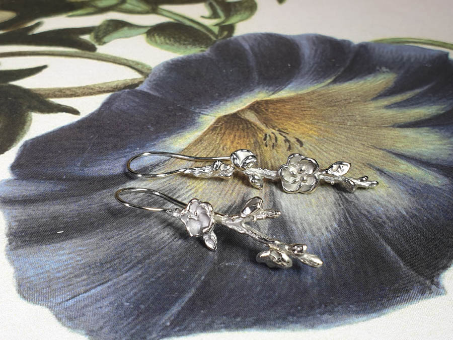 Witgouden bloesem oorsieraden Japonais. White gold blossom earrings. Oogst goudsmid Amsterdam