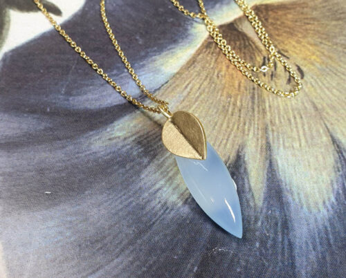 Geelgouden hanger Blaadje met lichtblauwe agaat. Yellow gold pendant with light blue agate drop. Oogst goudsmid Amsterdam.
