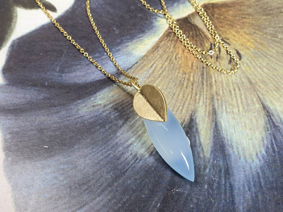 Geelgouden hanger Blaadje met lichtblauwe agaat. Yellow gold pendant with light blue agate drop. Oogst goudsmid Amsterdam.
