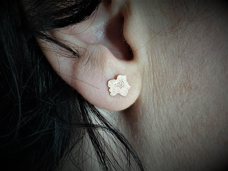 Rose gold Quince blossom earrings. earstuds Japonais. Oogst goldsmith Amsterdam
