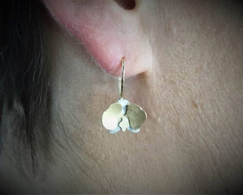Orchidee oorsieraden in witgoud en geelgoud. Uit de 'In bloei' serie. Oogst goudsmid Amsterdam
