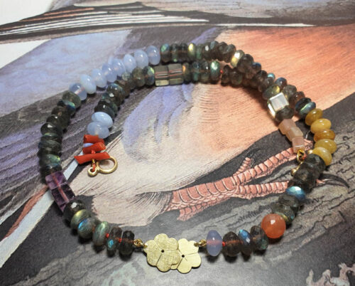 Collier Japonais. Edelstenen mix met geelgouden bloesem. Necklace Japonais. Gemstone mix with yellow gold blossoms. Oogst goudsmid Amsterdam