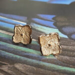 Roodgouden kamon oorsieraden uit de japonais collectie. Rose gold earrings Japonais kamon . Oogst goudsmid Amsterdam