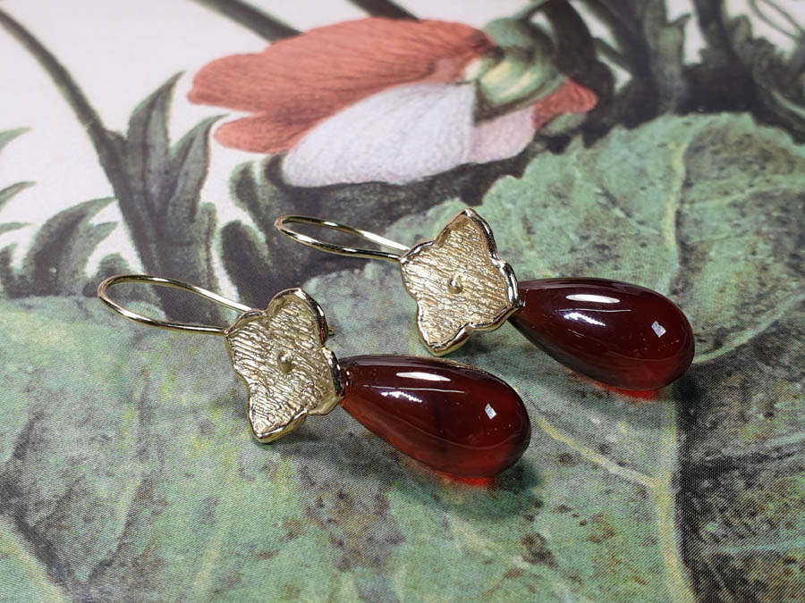 Geelgouden kamon met granaat pampels japonais. Yellow gold earrings kamon with garnet drops Oogst Amsterdam
