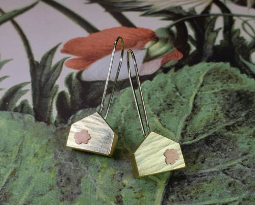 Japonais oorsieraden Geelgouden huisje met roodgouden bloesem. Yellow gold earrings japonais House with blossom. Oogst goudsmid Amsterdam