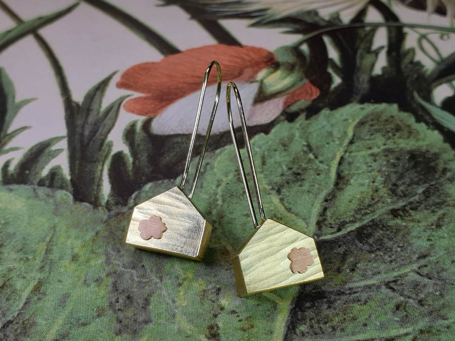 Japonais oorsieraden Geelgouden huisje met roodgouden bloesem. Yellow gold earrings japonais House with blossom. Oogst goudsmid Amsterdam