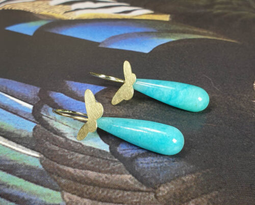 Oorsieraden 'Insecten' geelgouden vlindertjes met krul en amazoniet pampels. Yellow gold butterflies with amazonite drops. Insects. Oogst goudsmid Amsterdam.