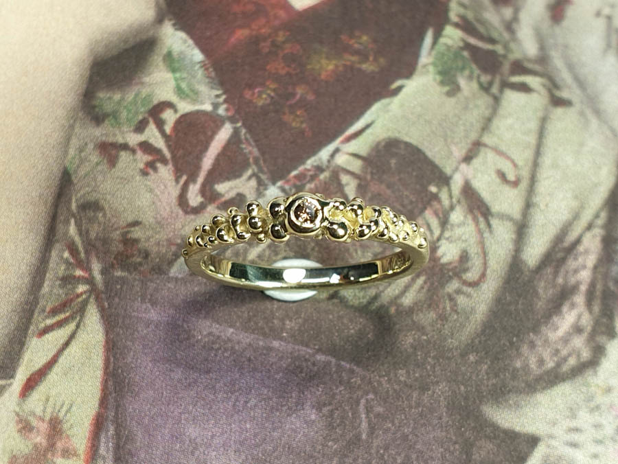 Besjes ring van eigen goud vervaardigd. Ring Berries made from heirloom gold. Oogst goudsmid Amsterdam