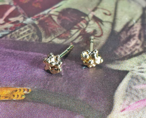 Besjes oorbellen van eigen goud vervaardigd. Earrings Berries made from heirloom gold. Oogst goudsmid Amsterdam