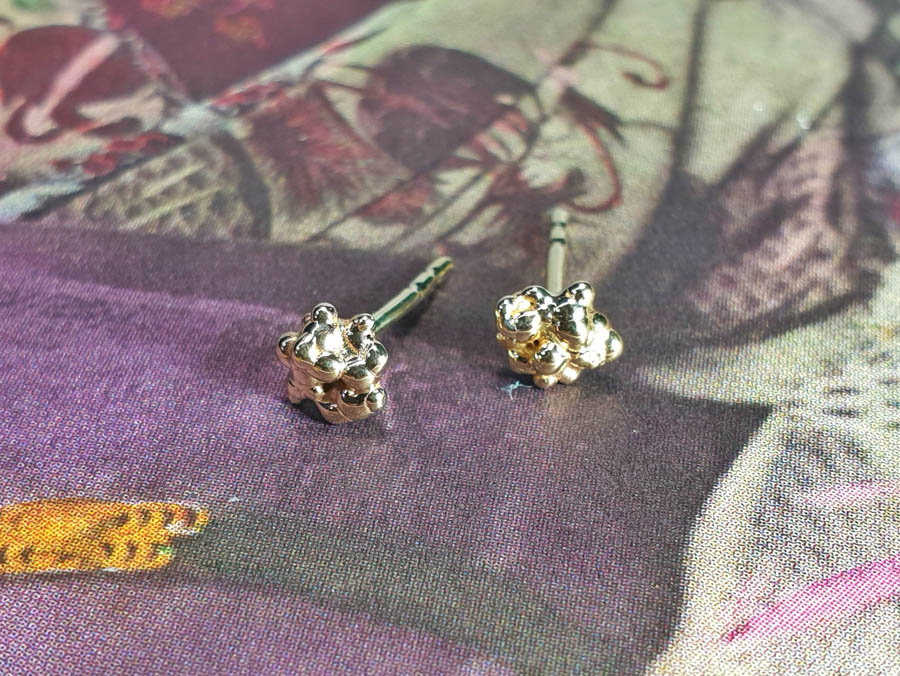 Besjes oorbellen van eigen goud vervaardigd. Earrings Berries made from heirloom gold. Oogst goudsmid Amsterdam