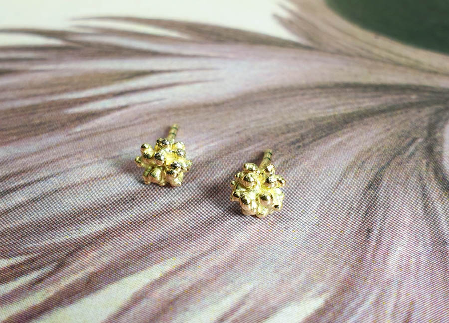 Yellow gold ear studs 'Berries'. Jewellery design by Oogst goldsmith in Amsterdam