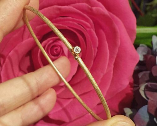 Geelgouden armband 'Bessen' met sprankelende diamant. Oogst goudsmeden Amsterdam.