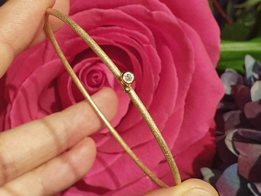 Geelgouden armband 'Bessen' met sprankelende diamant. Oogst goudsmeden Amsterdam.