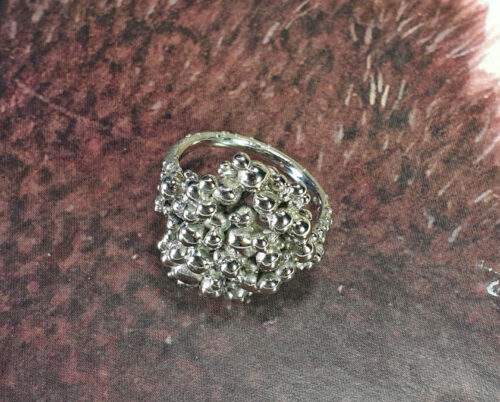 Ring Bessen witgoud. Statement ring van Oogst goudsmid Amsterdam