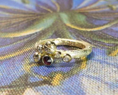 Ring Bessen van eigen goud en eigen granaat. Ring Berries made from heirloom gold and garnet. Oogst goudsmid Amsterdam