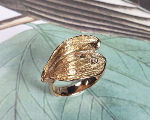 Roségouden ring Blad met diamant. Rosé gold ring Leaf with a diamond.. Oogst goudsmid Amsterdam