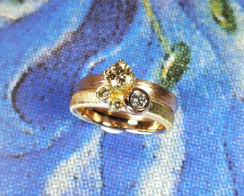 Aanschuifringen Boleet en Ritme met sprankelende diamant. Een vrolijke en speelse mix van kleuren, structuren en zettingen. Oogst goudsmid Amsterdam. Stack rings. Rose gold solitaire ring. Yellow gold playful diamond ring. Oogst goudsmid Amsterdam.