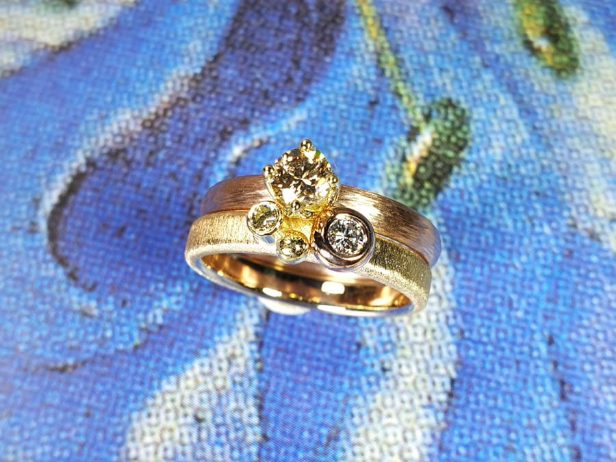 Aanschuifringen Boleet en Ritme met sprankelende diamant. Een vrolijke en speelse mix van kleuren, structuren en zettingen. Oogst goudsmid Amsterdam. Stack rings. Rose gold solitaire ring. Yellow gold playful diamond ring. Oogst goudsmid Amsterdam.