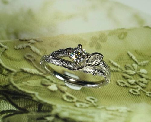 Boomgaard 0,25 ct blaadje witgoud. Ring Orchard with a leaf and a 0,25 ct diamond. Oogst goudsmid Amsterdam