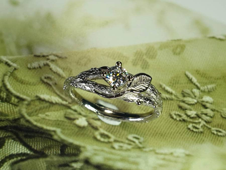 Boomgaard 0,25 ct blaadje witgoud. Ring Orchard with a leaf and a 0,25 ct diamond. Oogst goudsmid Amsterdam