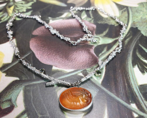 Geboortesieraad, push present. Maatwerk baargoud sieraad. Ontwerp van Oogst Goudsmeden in Amsterdam. Witgouden collier Boomgaard en besjes. Met Romeinse Intaglio. Geboortesieraad. Baargoud. Birth present. White gold necklace Orchard and Berries with antique gem stone. Oogst sieraden Amsterdam