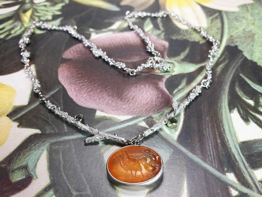 Geboortesieraad, push present. Maatwerk baargoud sieraad. Ontwerp van Oogst Goudsmeden in Amsterdam. Witgouden collier Boomgaard en besjes. Met Romeinse Intaglio. Geboortesieraad. Baargoud. Birth present. White gold necklace Orchard and Berries with antique gem stone. Oogst sieraden Amsterdam