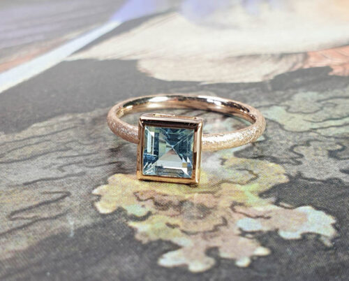 Roodgouden ring Carré aquamarijn. rose gold ring carré aquamarine. oogst goudsmid Amsterdam. Handgemaakte sieraden ringen