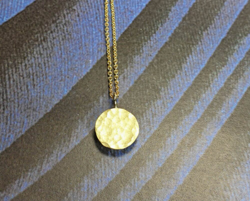 Cirkel assieraad. Geelgouden hanger. Yellow gold pendant Circle. Remembrance jewel. Oogst goudsmid Amsterdam