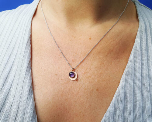 Roodgouden Cirkel hanger met diamant en ioliet. Rose gold Circle pendant with diamond and iolite. oogst goudsmid Amsterdam.