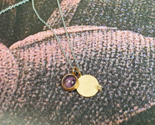 Roodgouden Cirkel hanger met diamant en ioliet. Rose gold Circle pendant with diamond and iolite. oogst goudsmid Amsterdam.