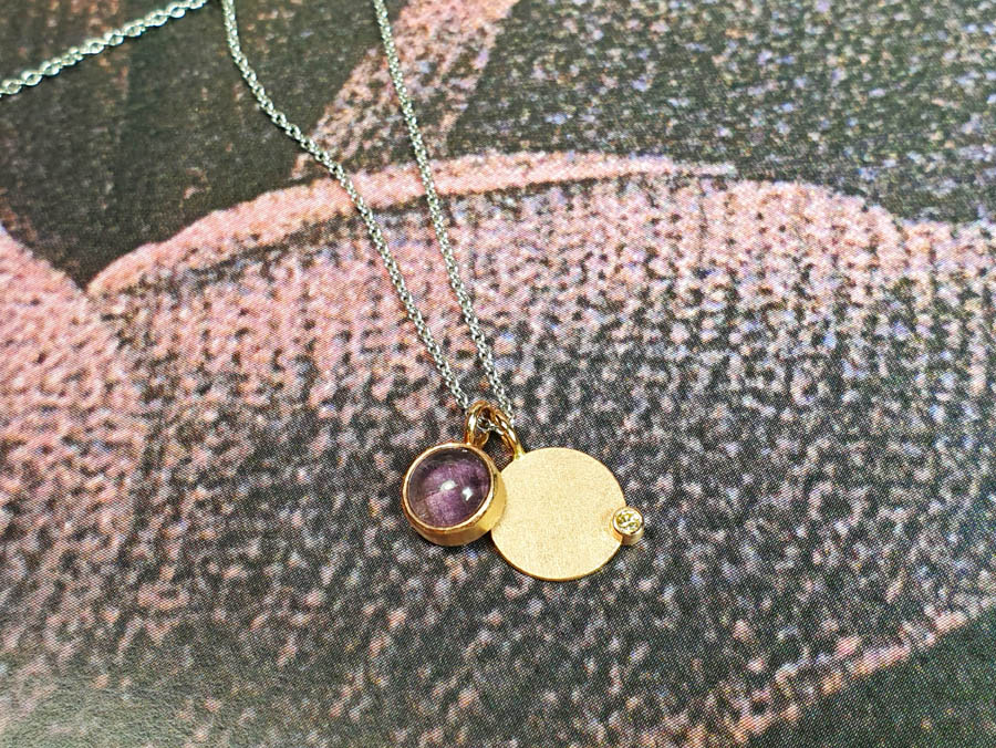 Roodgouden Cirkel hanger met diamant en ioliet. Rose gold Circle pendant with diamond and iolite. oogst goudsmid Amsterdam.