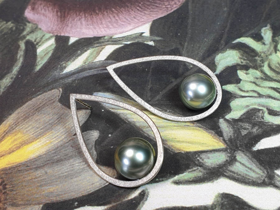Witgouden oorsieraden Druppels met Tahiti Zuidzee parels. Van Oogst goudsmid in Amsterdam