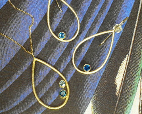 Oorsieraden en hanger Druppels met topaas. Gedenksieraad. Assieraad. remembrance jewel. Oogst goudsmid Amsterdam.