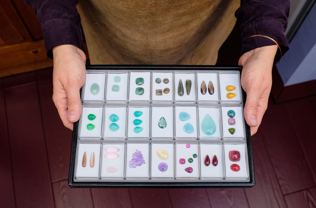 Edelstenen voor maatwerk sieraden Oogst goudsmid Amsterdam. Sieraden op maat uit het Oogst atelier. Oogst Originals