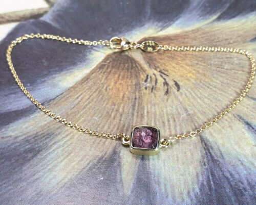 Armband Eenvoud paarse toermalijn met as eronder gezet. Bracelet Simplicity with purple tourmaline with ashes under the gesmstone. Oogst goudsmid Amsterdam. Assieraad. Gedenksieraad. Conmemorative jewel. Remembrance jewel.