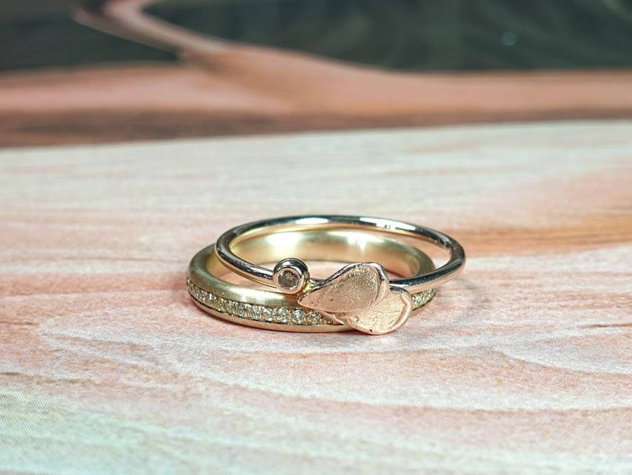 Ring Eenvoud diamant pavé en Ring besjes met blaadjes. Oogst goudsmid Amsterdam